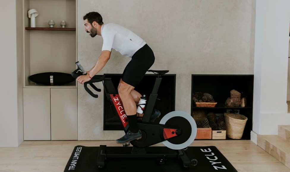 Ciclismo indoor por la mañana: el impulso que tu teletrabajo y tu emprendimiento necesita