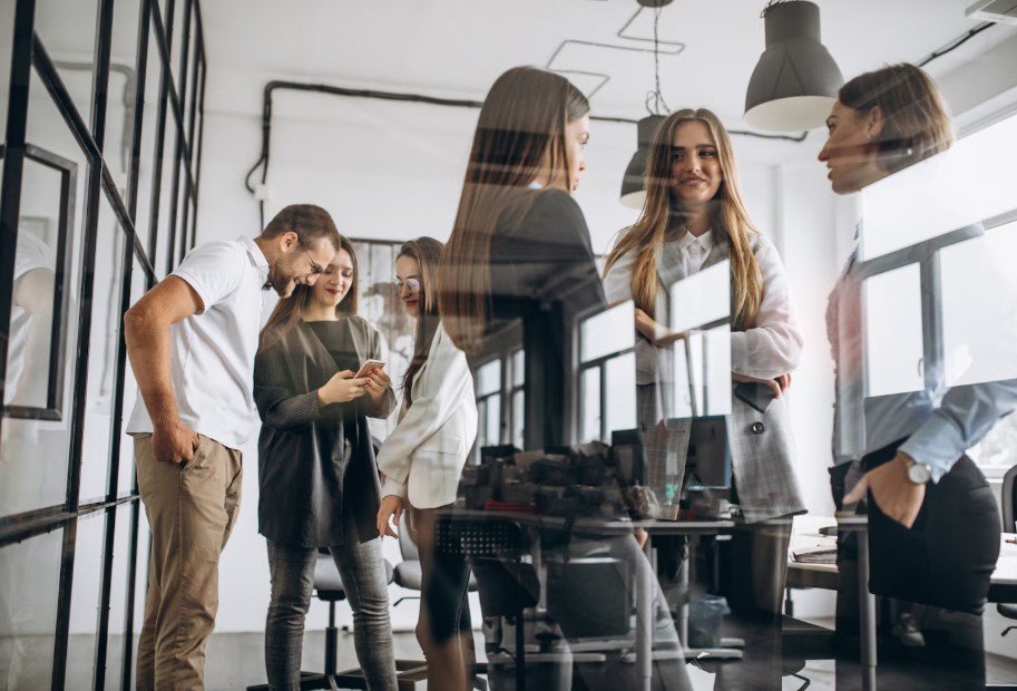 Claves de liderazgo para gestionar múltiples equipos humanos sin perder el control